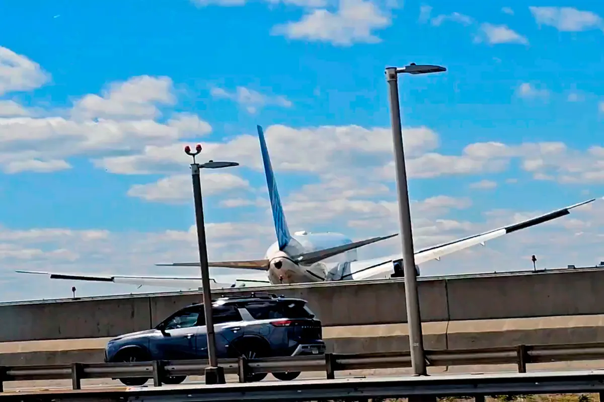 United Airlines plane that hit light pole landing in Newark flew just 19 feet above Jersey Turnpike, probe shows