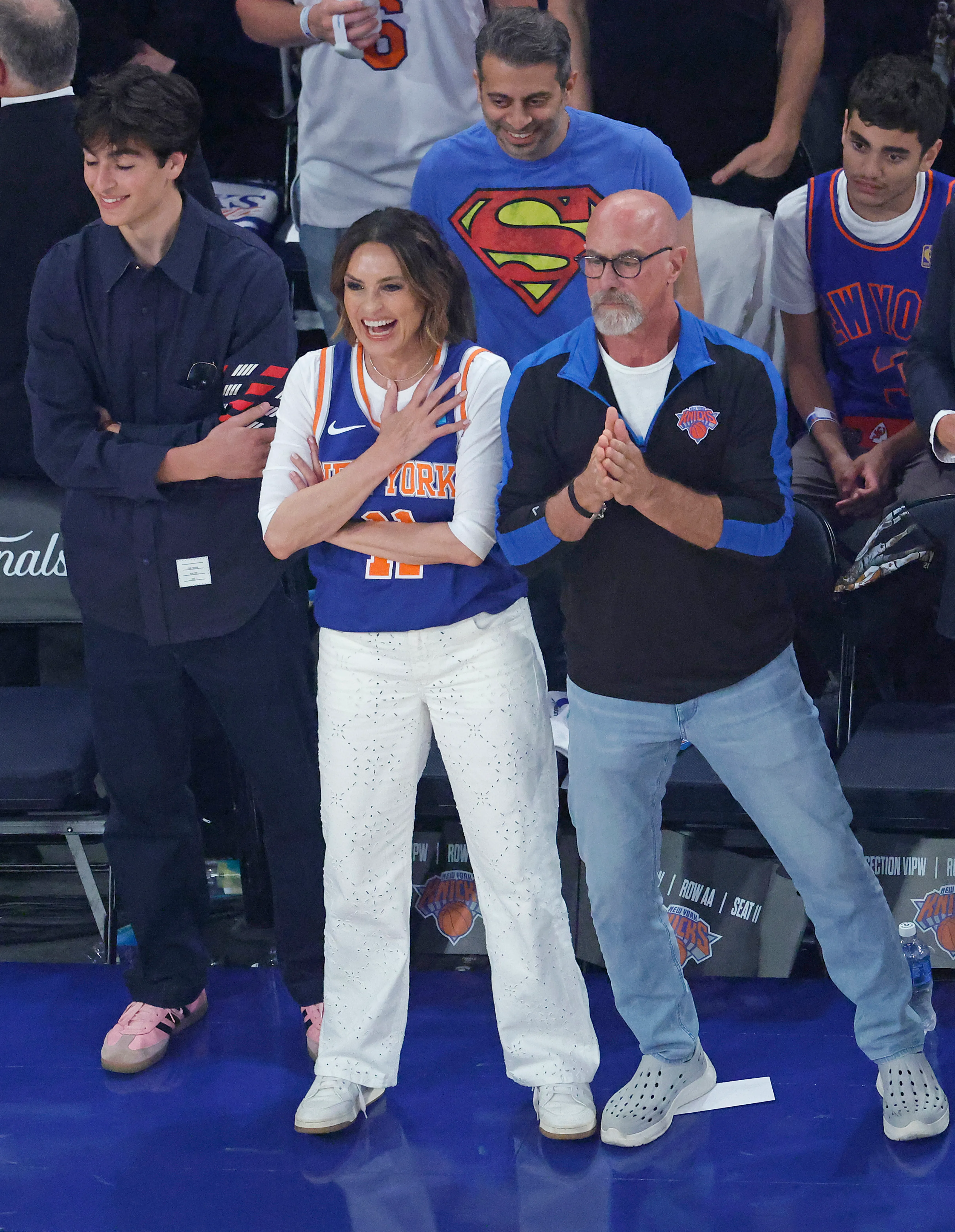 Mariska Hargitay and Christopher Meloni watch a Knicks game.