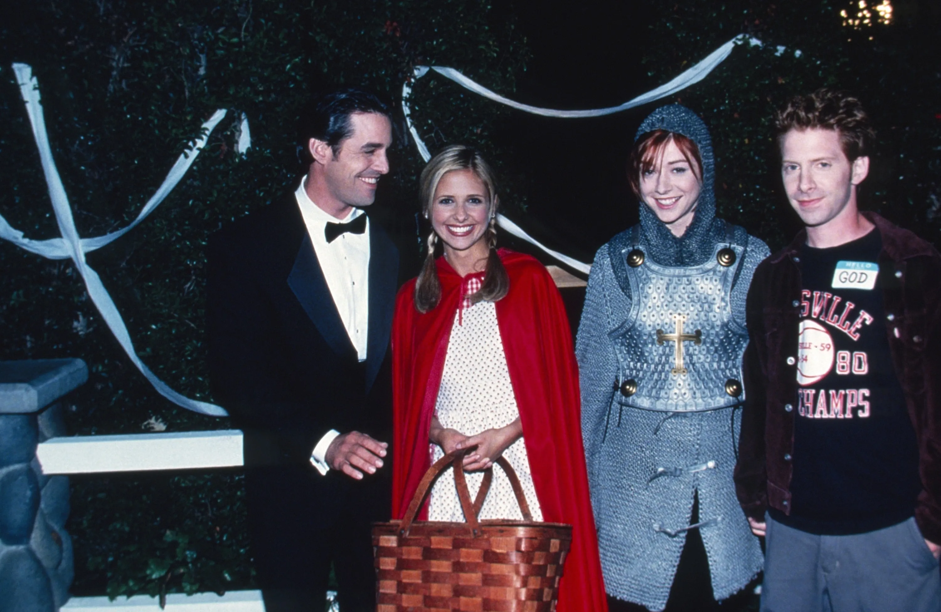 Nicholas Brendon, Sarah Michelle Gellar, Alyson Hannigan, and Seth Green in costumes.