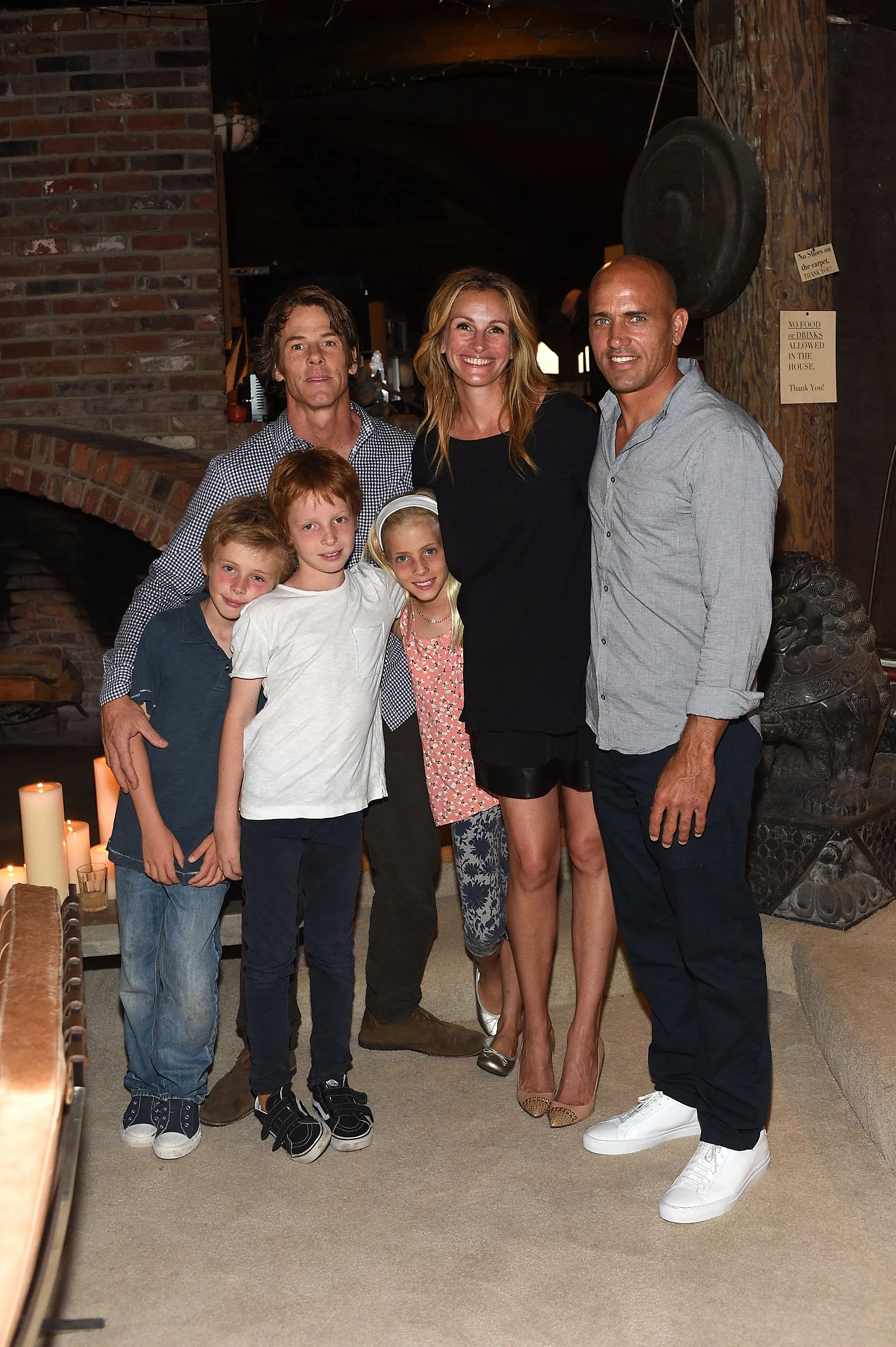 Julia Roberts, Daniel Moder, and Kelly Slater pose with the three Moder children.