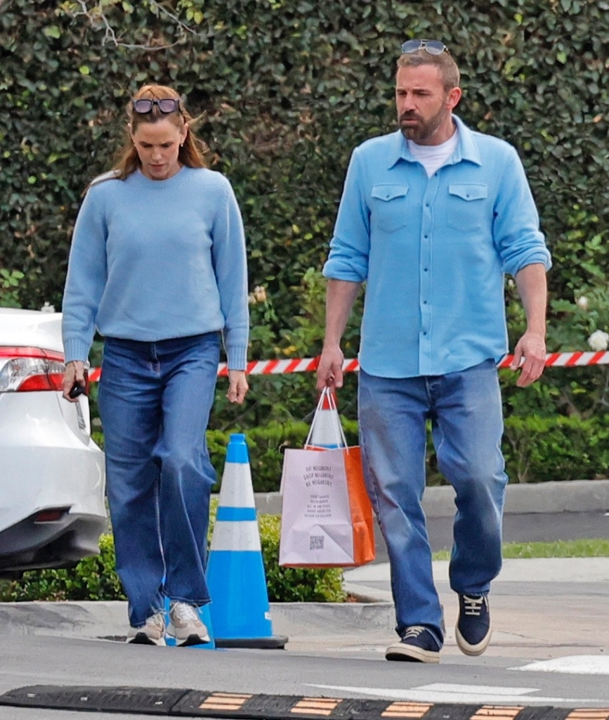 Jennifer Garner and Ben Affleck in matching blue sweaters and jeans.