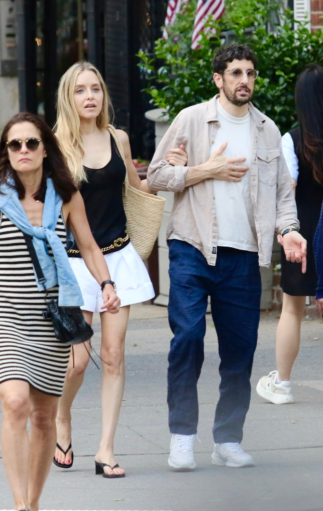 Jason Biggs and Jenny Mollen walking arm in arm.