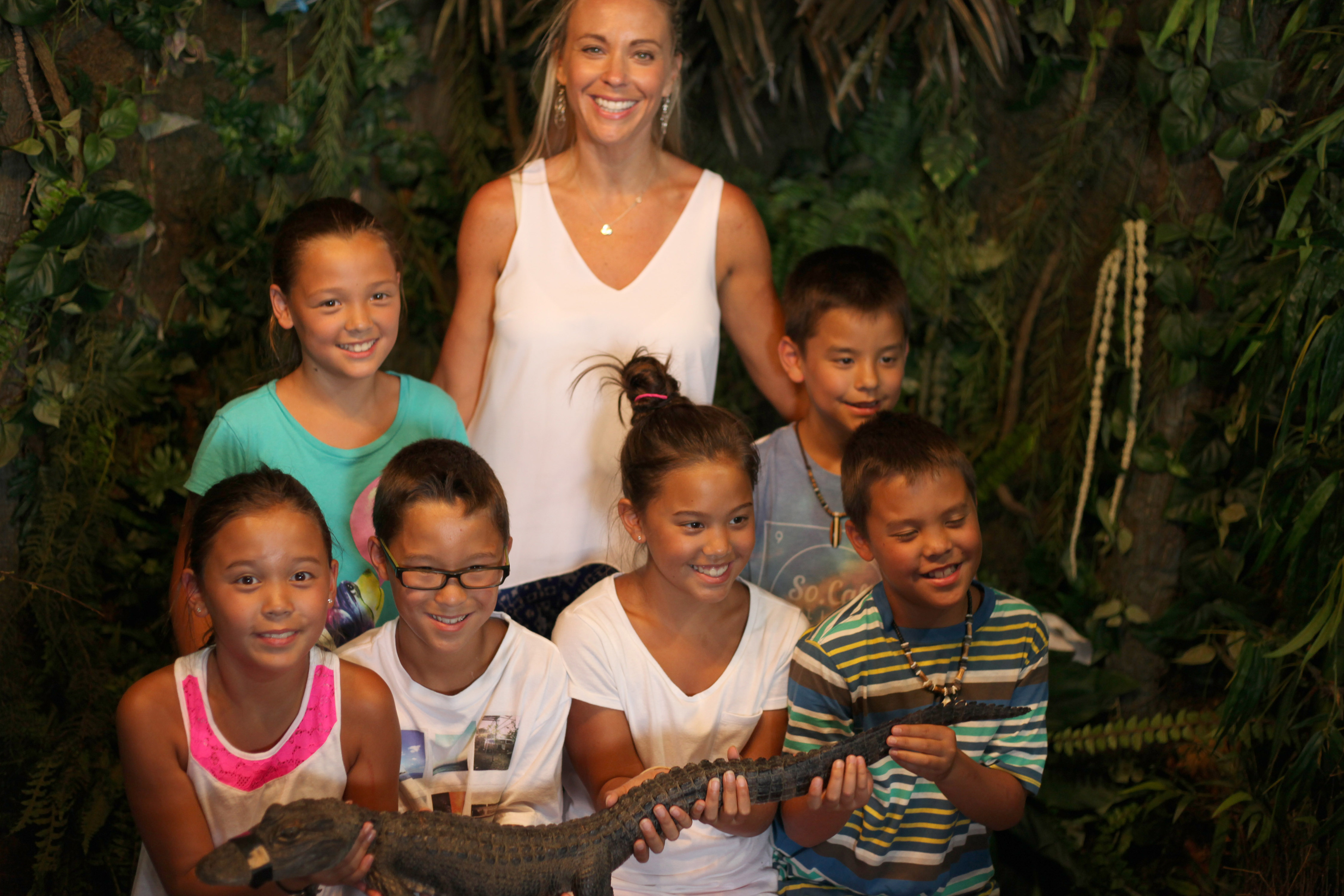 Kate Gosselin posing with her six children, who are all holding a small alligator.