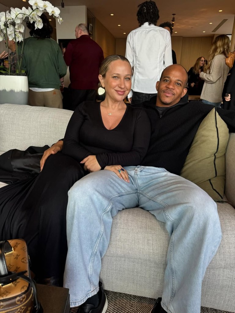 Jennifer Meyer and Geoffrey Ogunlesi on a couch.