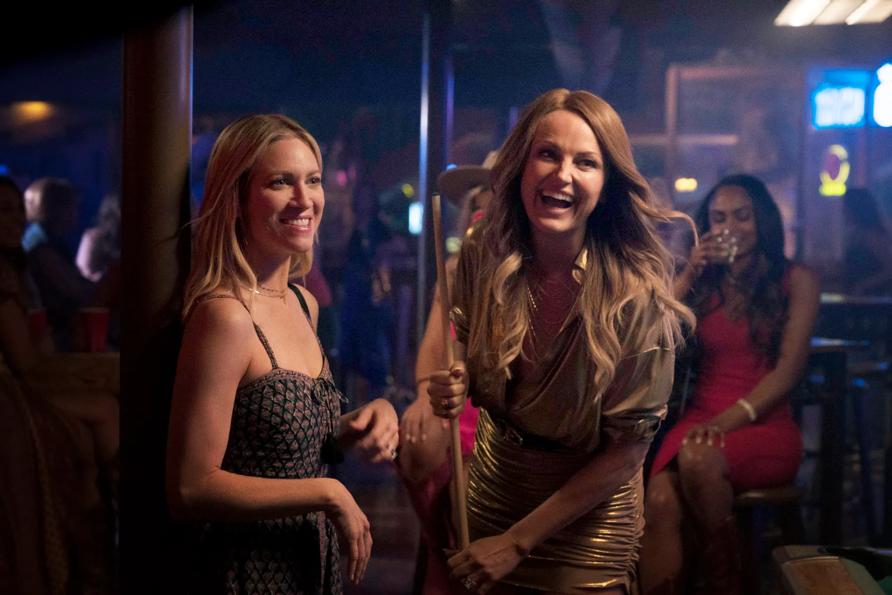 Malin Åkerman as Margo Banks and Brittany Snow as Sophie O'Neill in a bar.