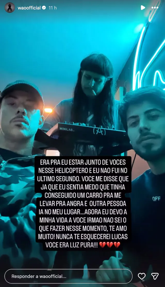 A photo of three people with a large block of Portuguese text in the foreground.