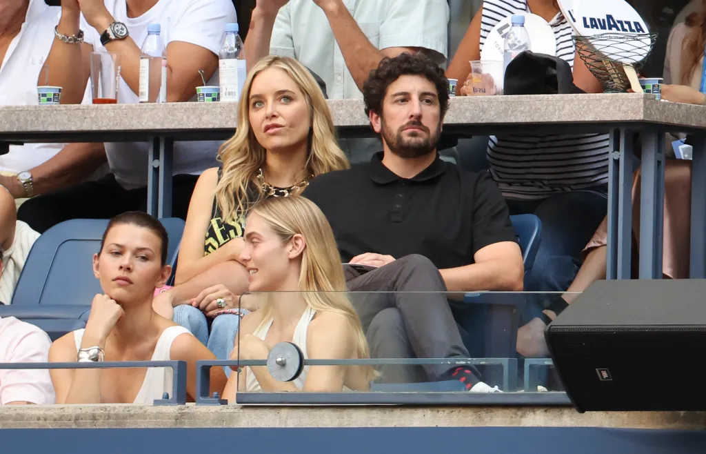 Jenny Mollen and Jason Biggs watch the US Open 2022 women's final.