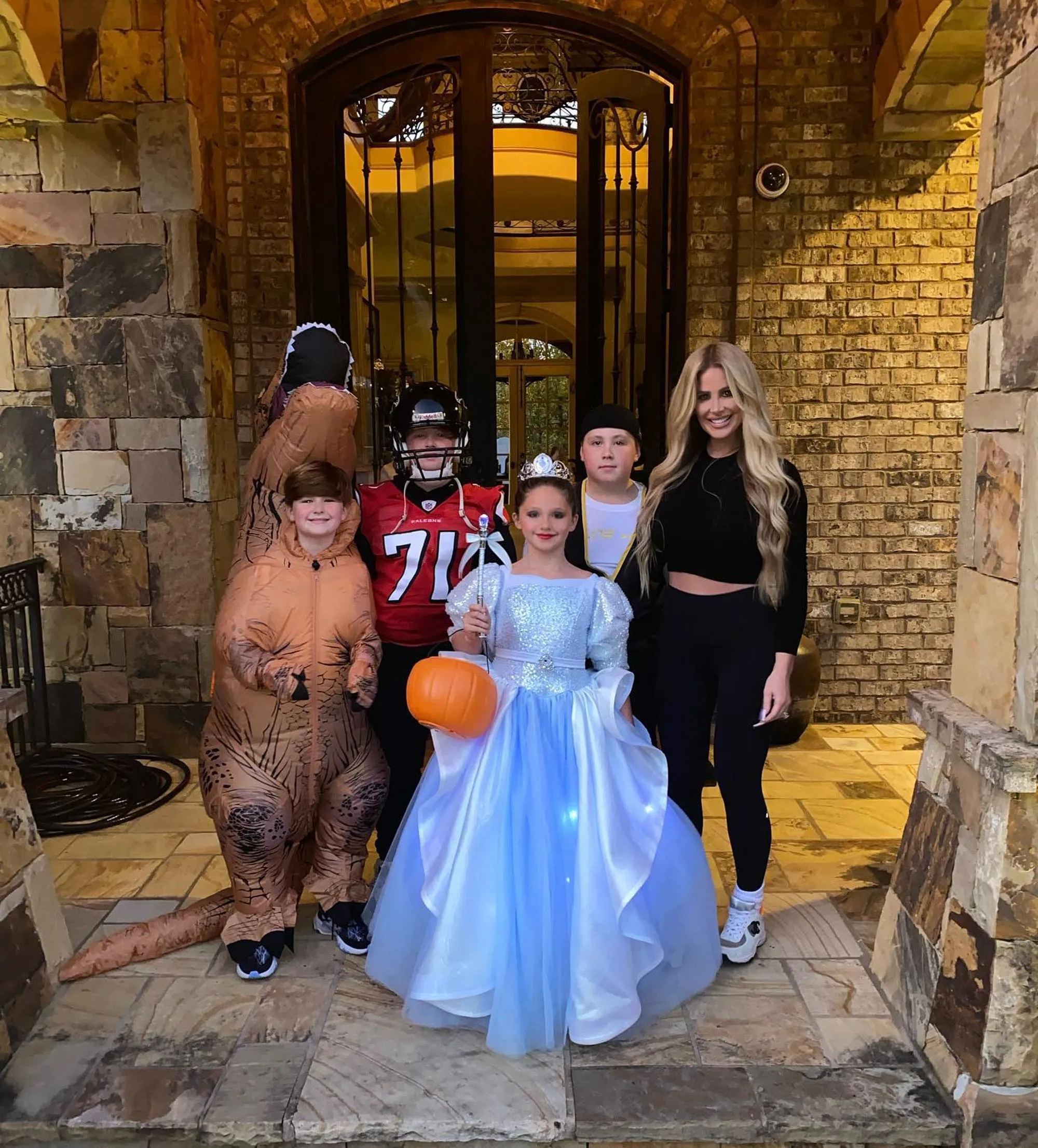 Kim Zolciak posing with her kids.