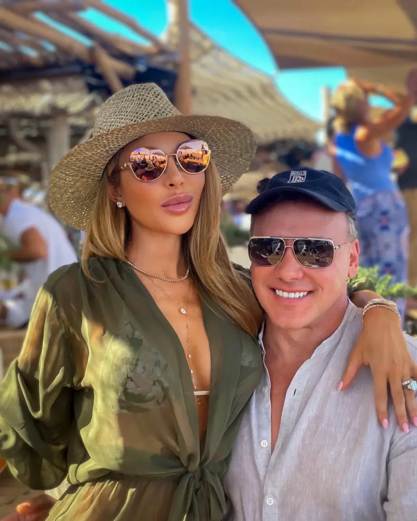 Lisa Hochstein and Lenny Hochstein posing for a photo at a beach bar.