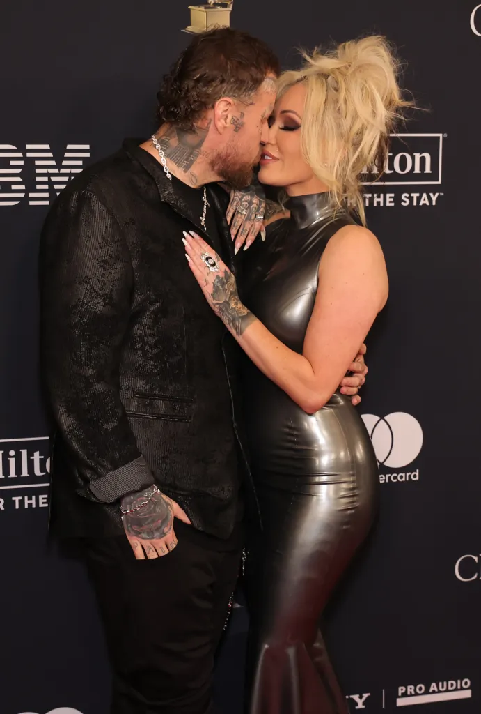 Jelly Roll and Bunnie Xo embracing on the red carpet.
