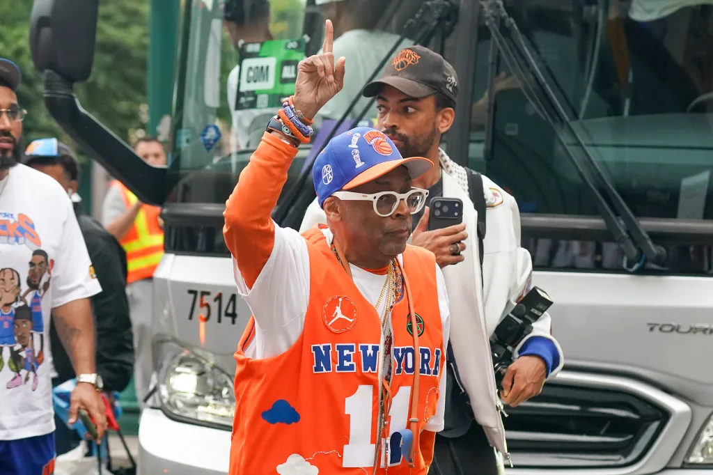 Spike Lee in a New York Knicks outfit raising his finger at the Knicks Championship Parade.
