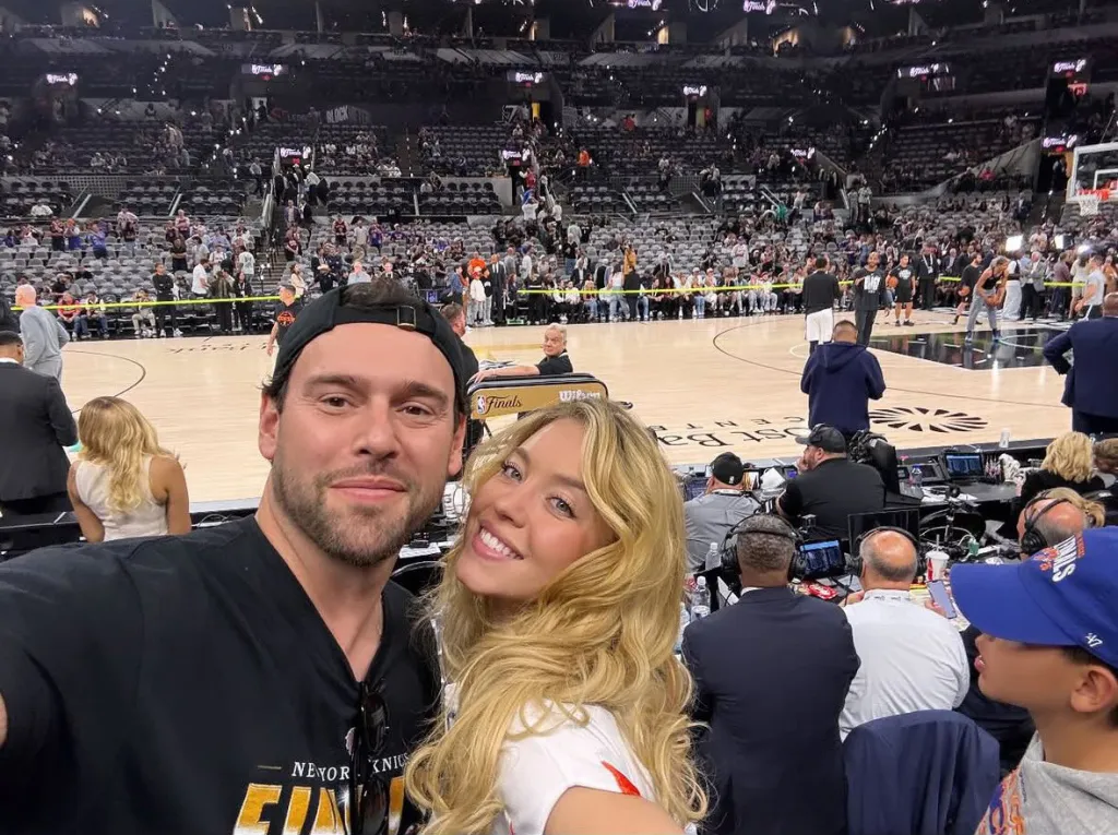 Sydney Sweeney and Scooter Braun at a basketball game.