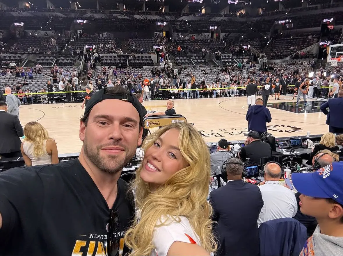 Sydney Sweeney and Scooter Braun take a selfie at a Knicks vs. Spurs game.