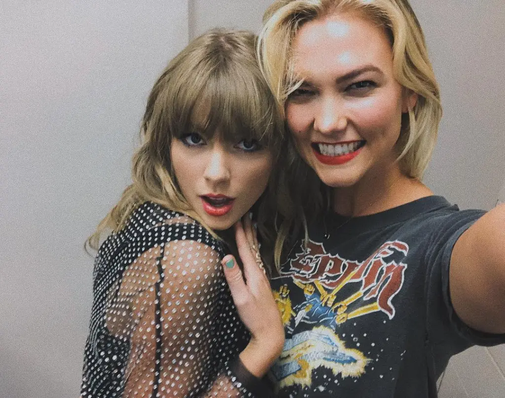 Taylor Swift and Karlie Kloss taking a selfie together.