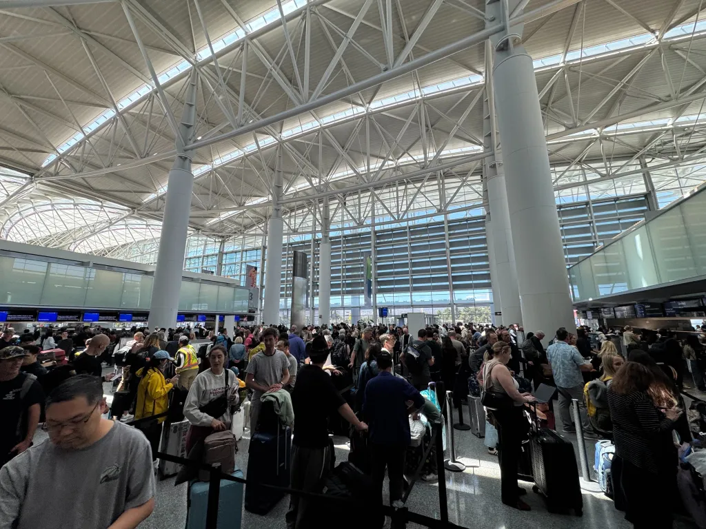 Crowded United Airlines check-in lines at SFO airport.