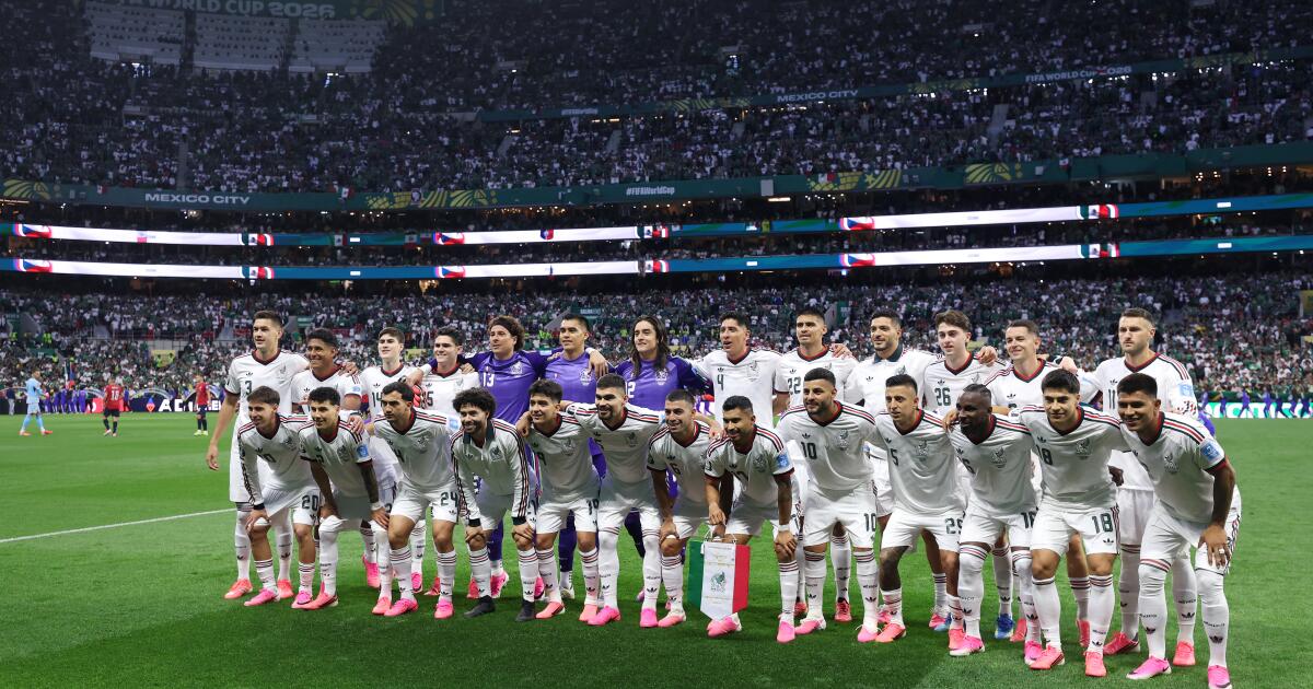 In must-win match against Ecuador, Mexico looks to advance with help of its fans
