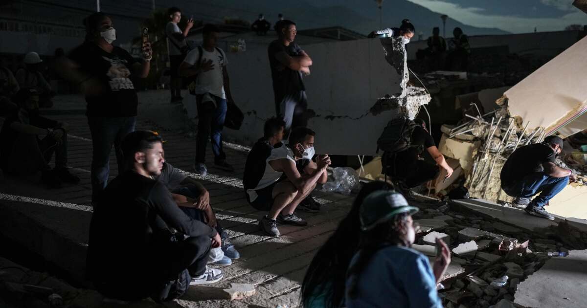 Venezuelans search more earthquake ruins as attention turns to humanitarian crisis