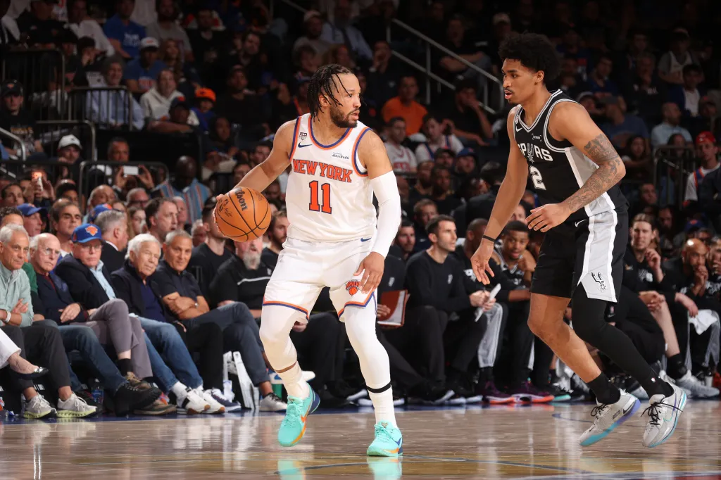 Jalen Brunson dribbles the ball during the game against the San Antonio Spurs.