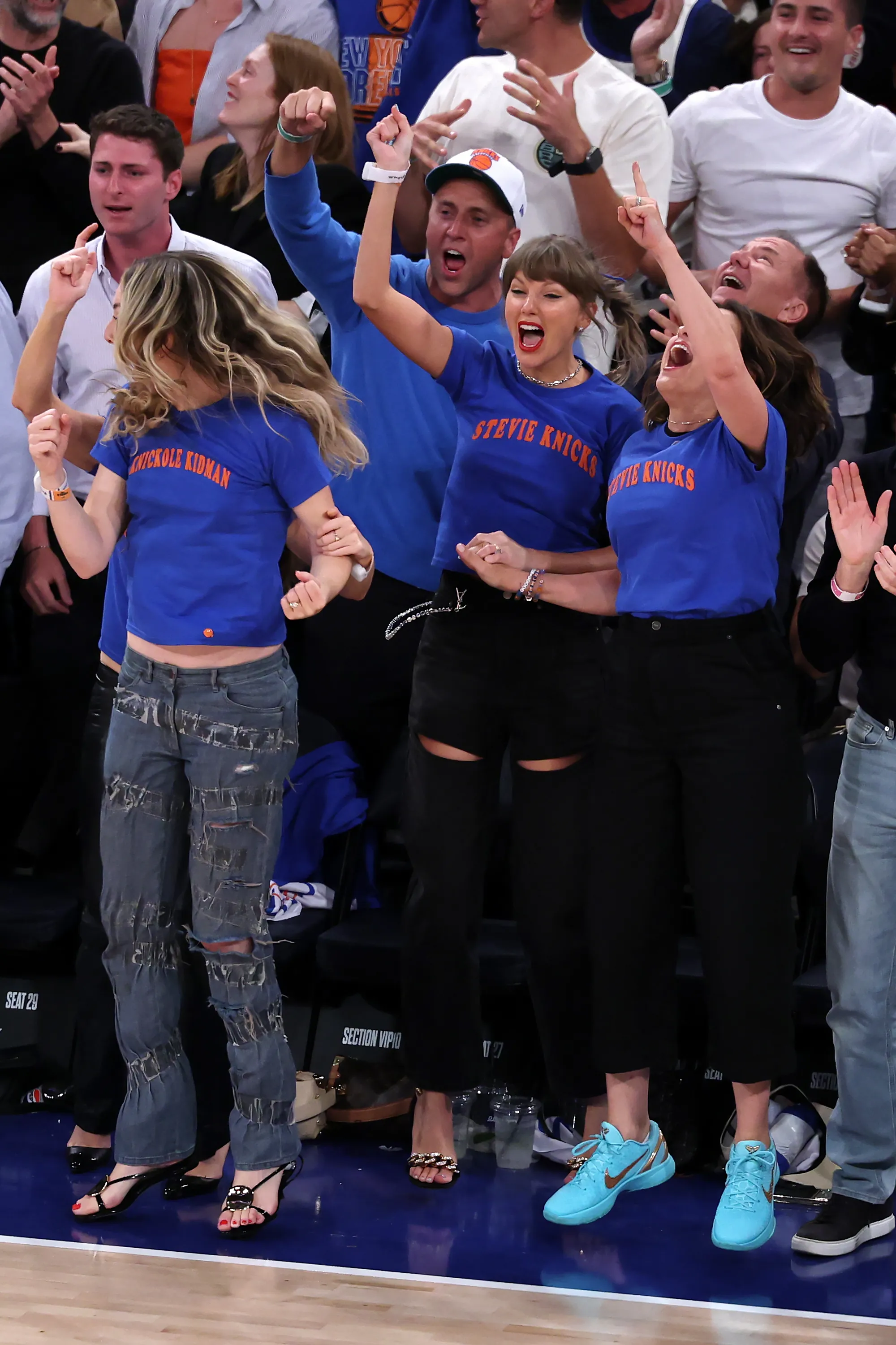  Este Haim, Taylor Swift, and Mariska Hargitay 