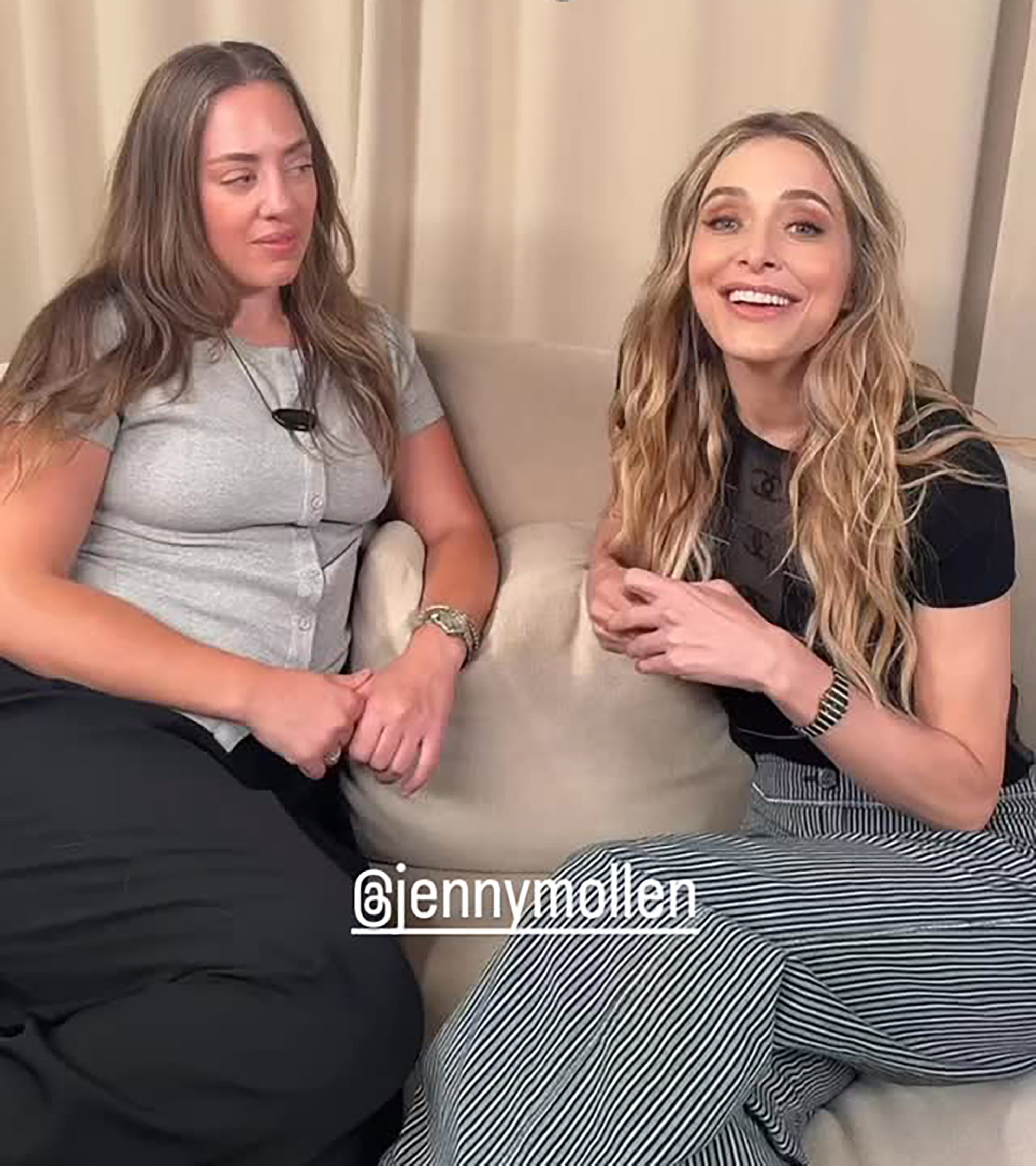 Amanda Hirsch and Jenny Mollen sitting on a couch.