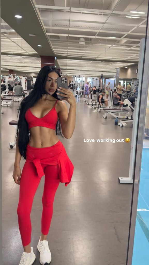 Thais Ramone taking a mirror selfie at a gym.