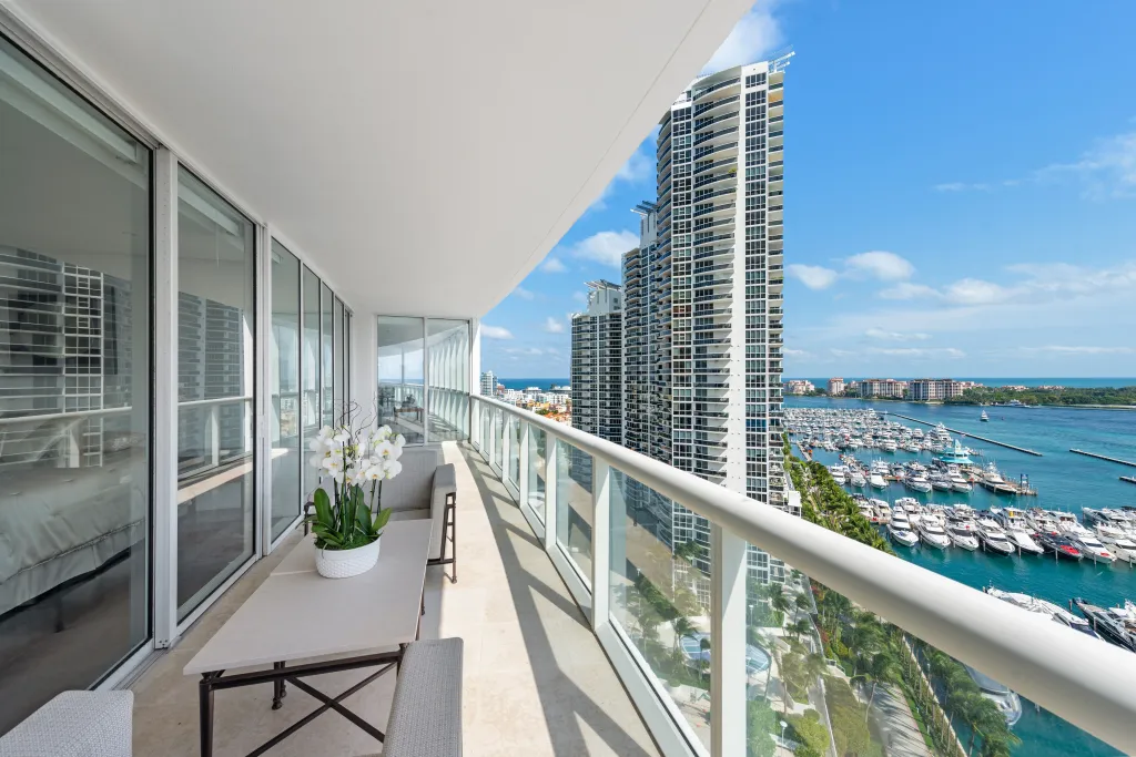 Brokers say deep-pocketed buyers continue flocking to South Florida, fueling bidding wars for the region's limited supply of ultra-luxury homes.