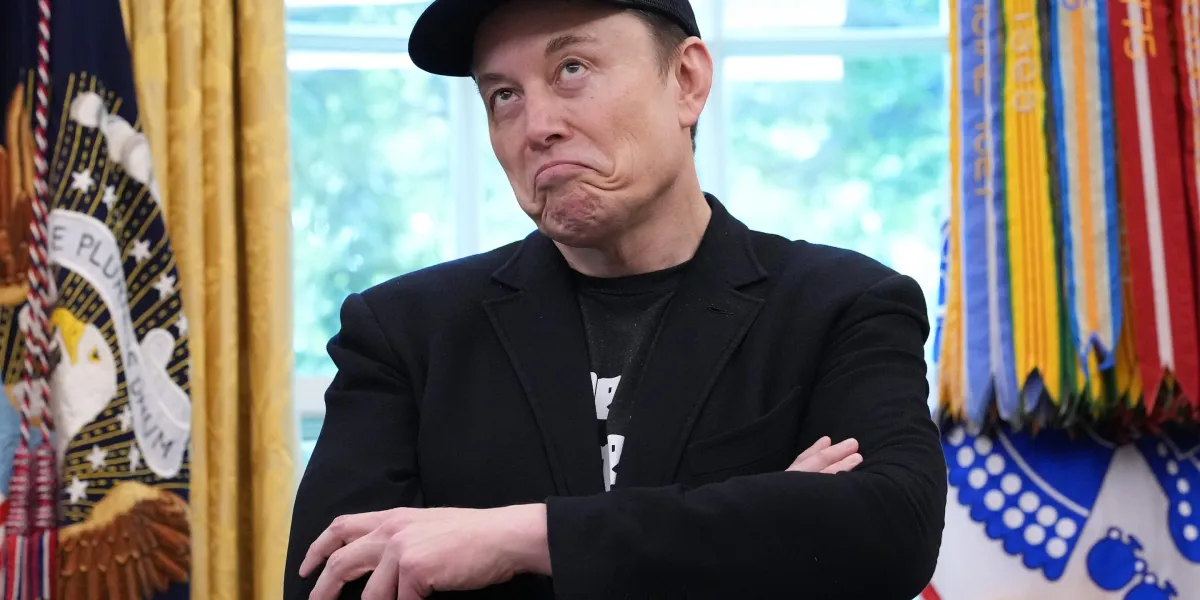 Elon Musk can’t sell a single SpaceX share for a year—and then all the locks crack open at once