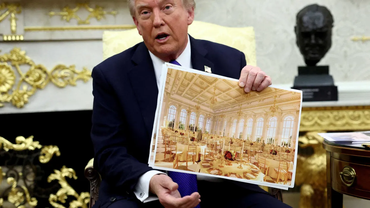 Onlookers dumbfounded at celebrity Trump touts as fan of White House makeover