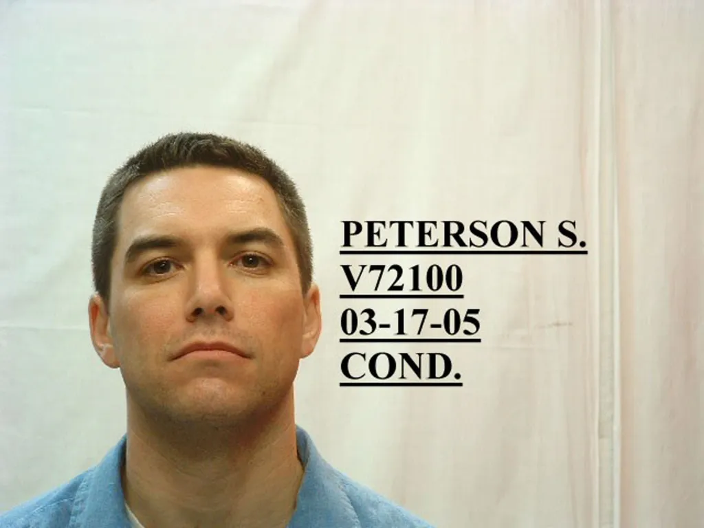 Mugshot of convicted murderer Scott Peterson, facing forward, with his name and inmate number next to him.