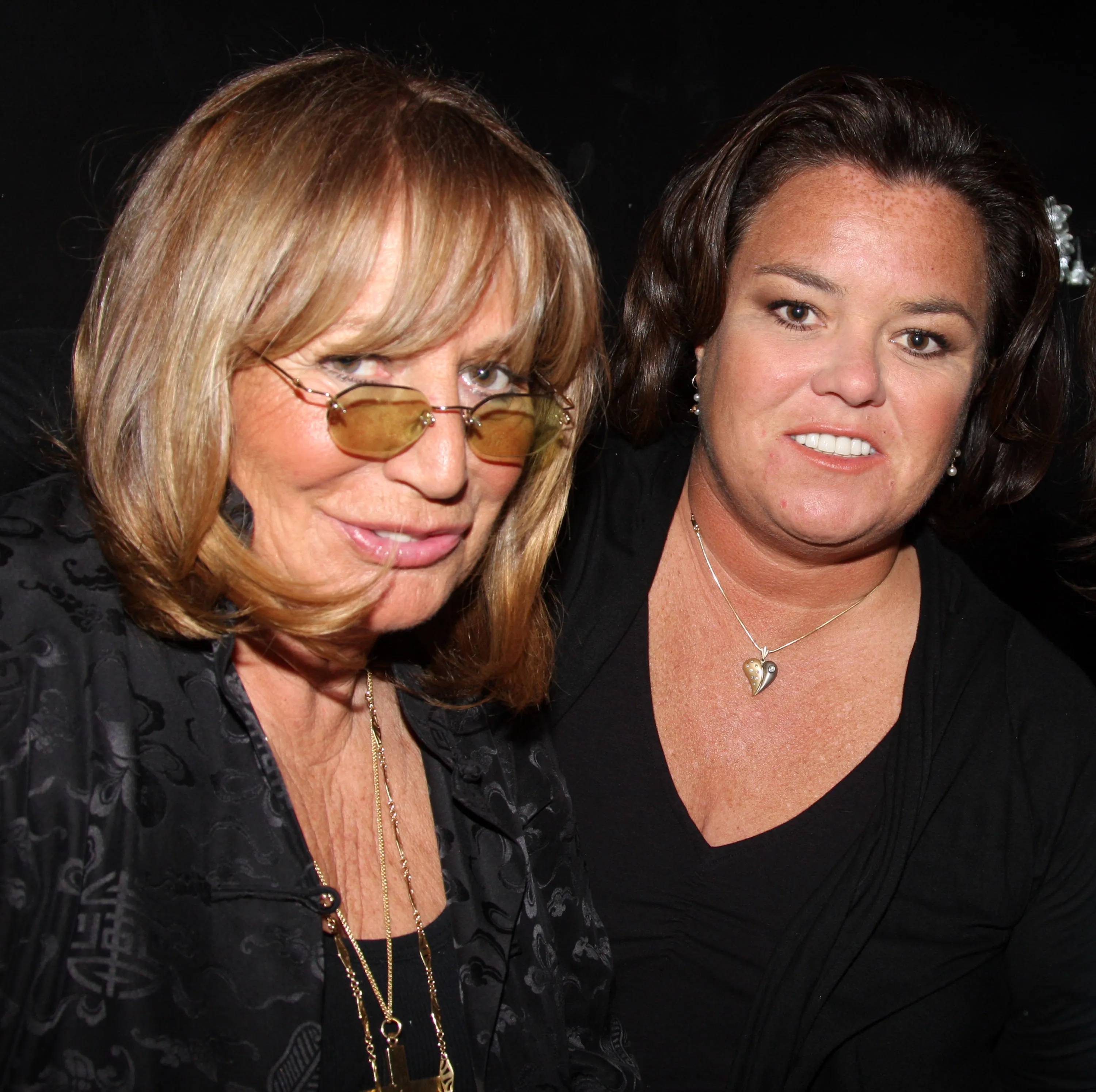 Penny Marshall and Rosie O'Donnell posing at the 2009 Passing It On Gala.