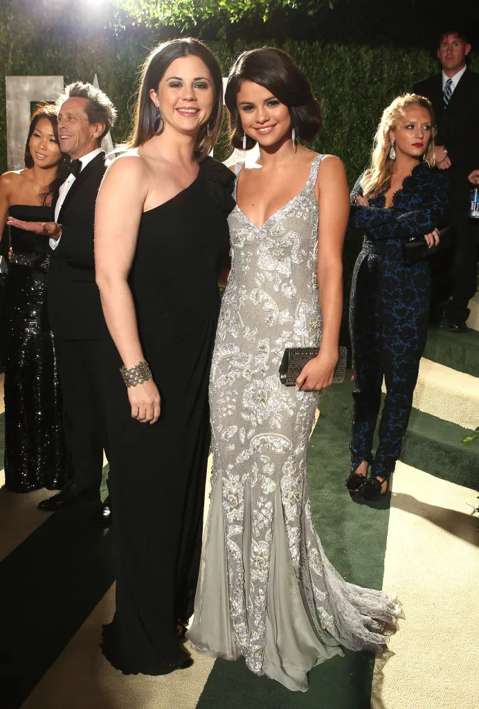 Mandy Teefey and Selena Gomez posing at the 2012 Vanity Fair Oscar Party.