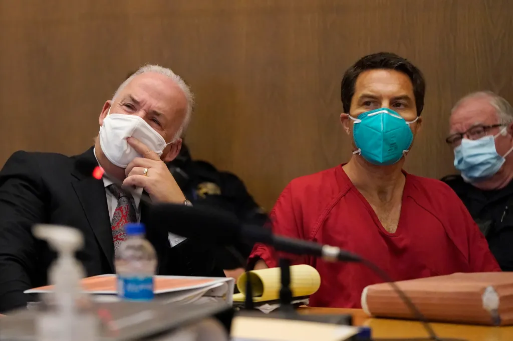Scott Peterson and his attorney, Pat Harris, in court.