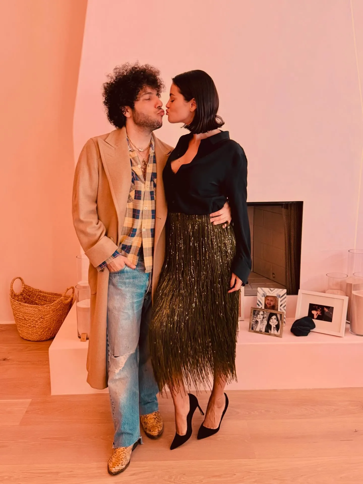 Selena Gomez and Benny Blanco kissing.