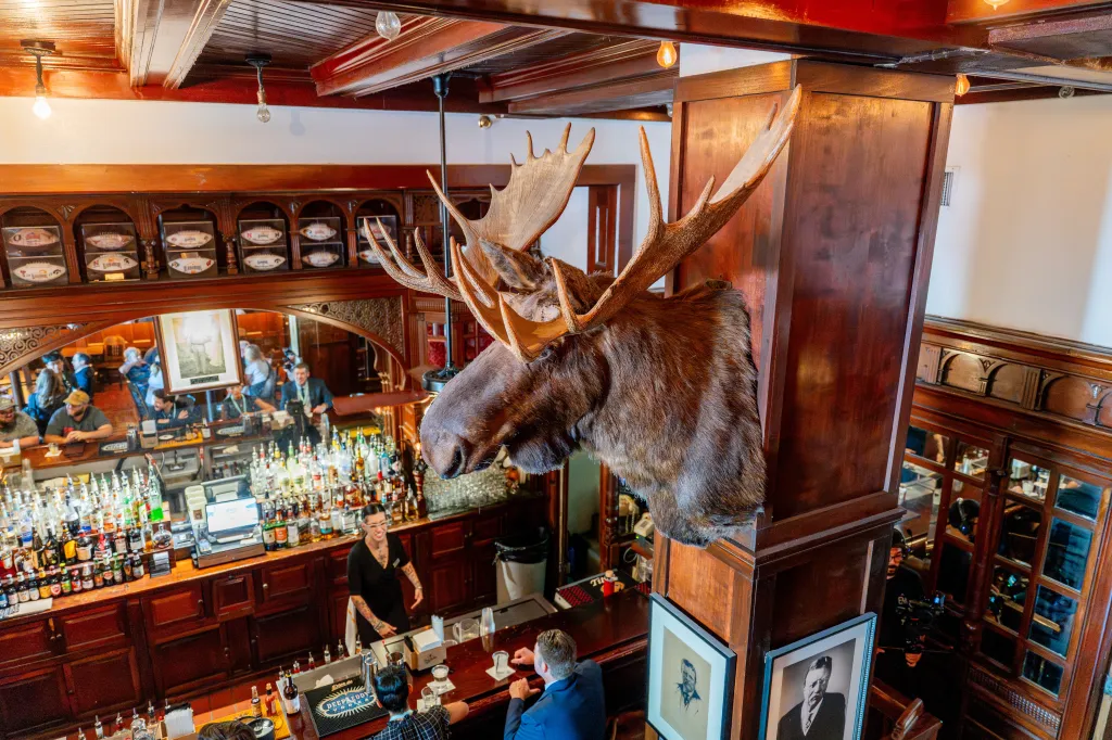 You don't need t remember the Alamo — just your room number after a drink with this guy at the bar. 