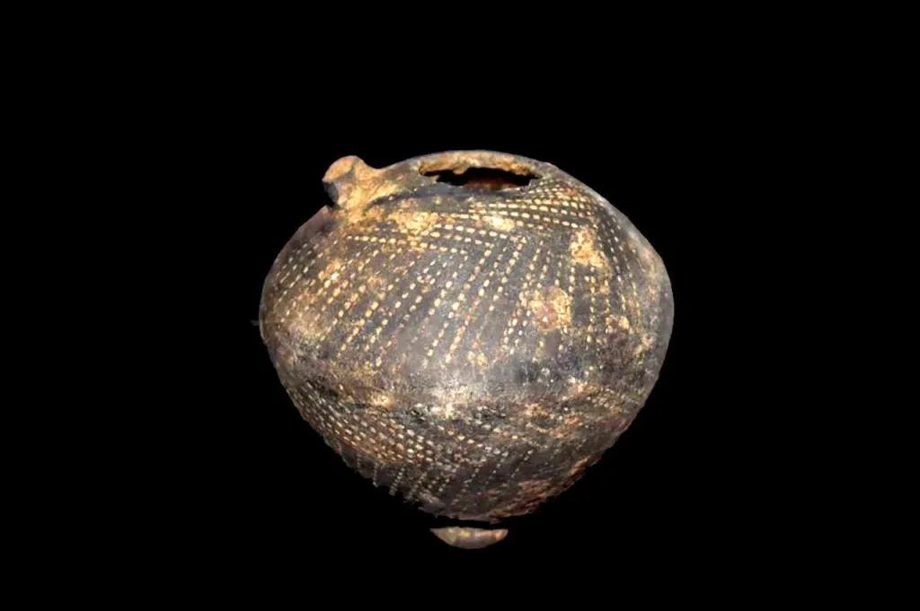 An ancient Egyptian pottery jar with dotted patterns, found at the Tell el-Koua site.