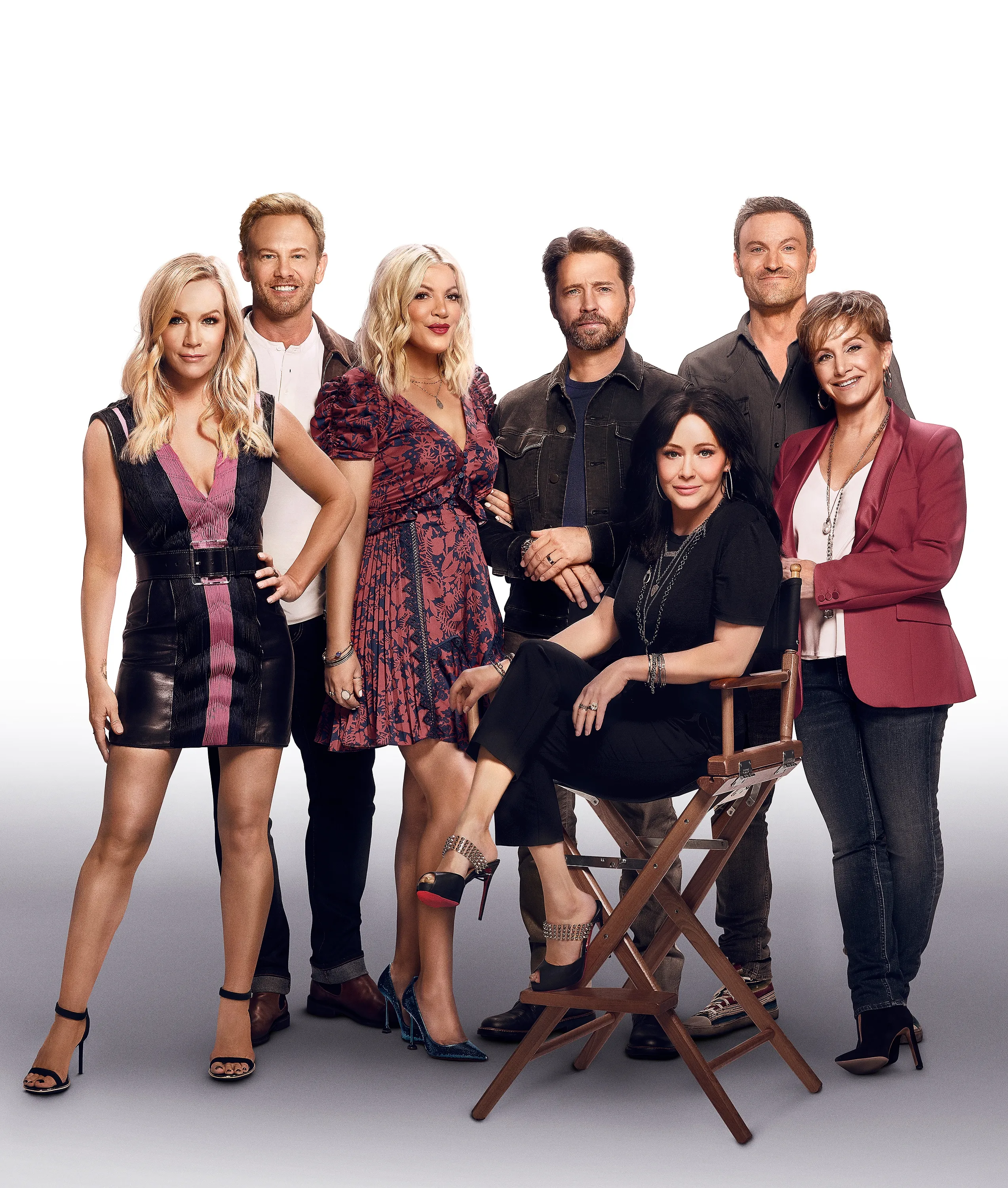 The cast of BH90210 standing together with Jennie Garth, Ian Ziering, Tori Spelling, Jason Priestley, Shannen Doherty, Brian Austin Green, and Gabrielle Carteris.