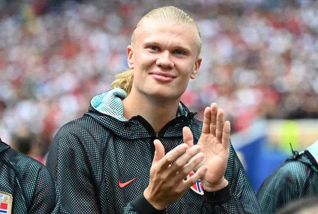 Erling Haaland clapping at the FIFA World Cup Quarter Final match.