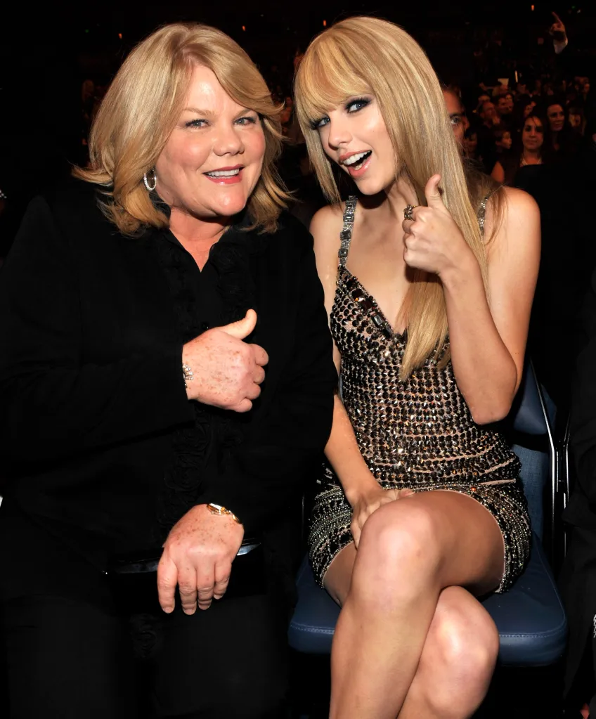 Andrea Swift and Taylor Swift in the audience at the 2010 American Music Awards.