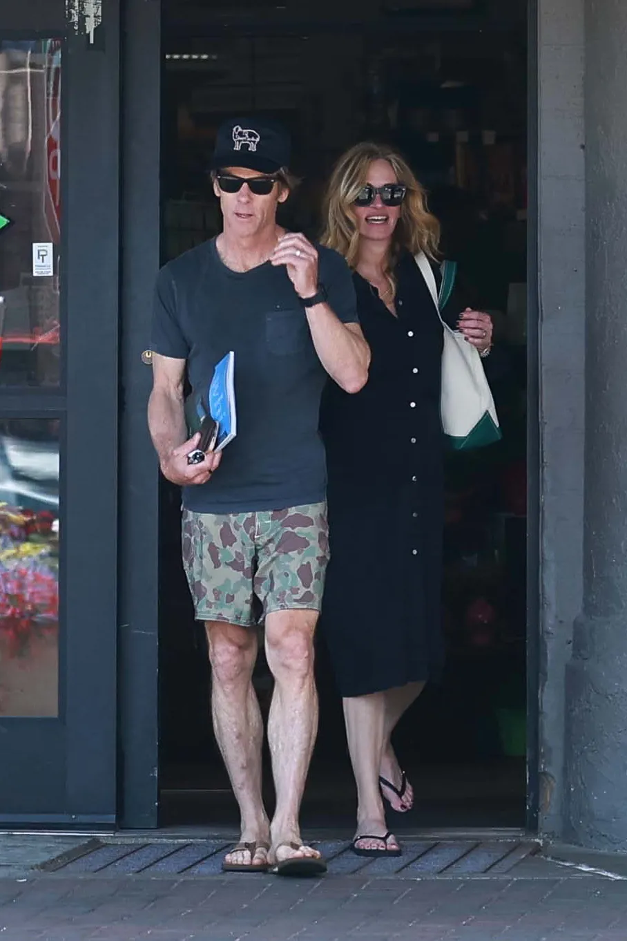 Julia Roberts and Danny Moder leaving a store.