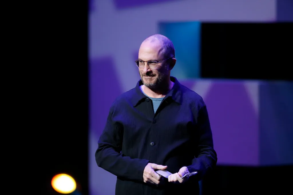 Filmmaker Darren Aronofsky receiving the Mezcal award at the International Film Festival of Guadalajara.
