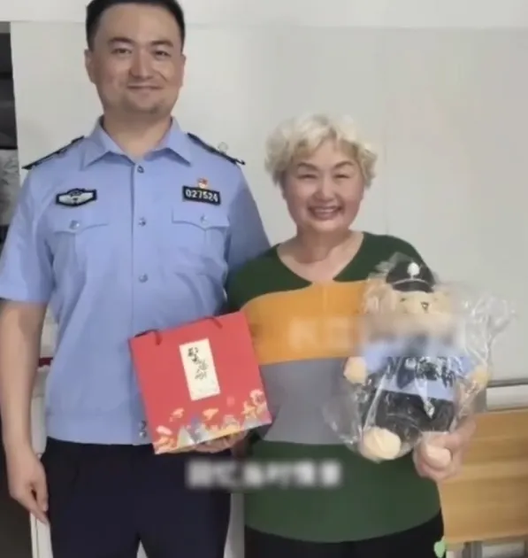 A police officer and elderly woman smiling, holding gifts.