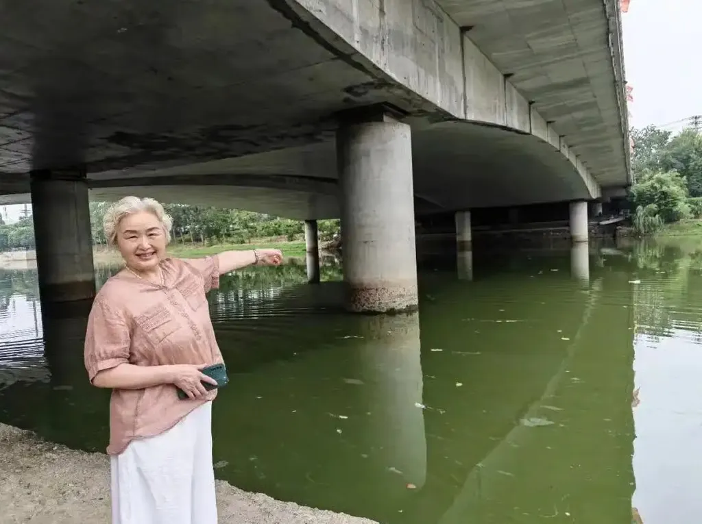 Fitness enthusiast Liu pointing to the river where she saved a man from drowning.