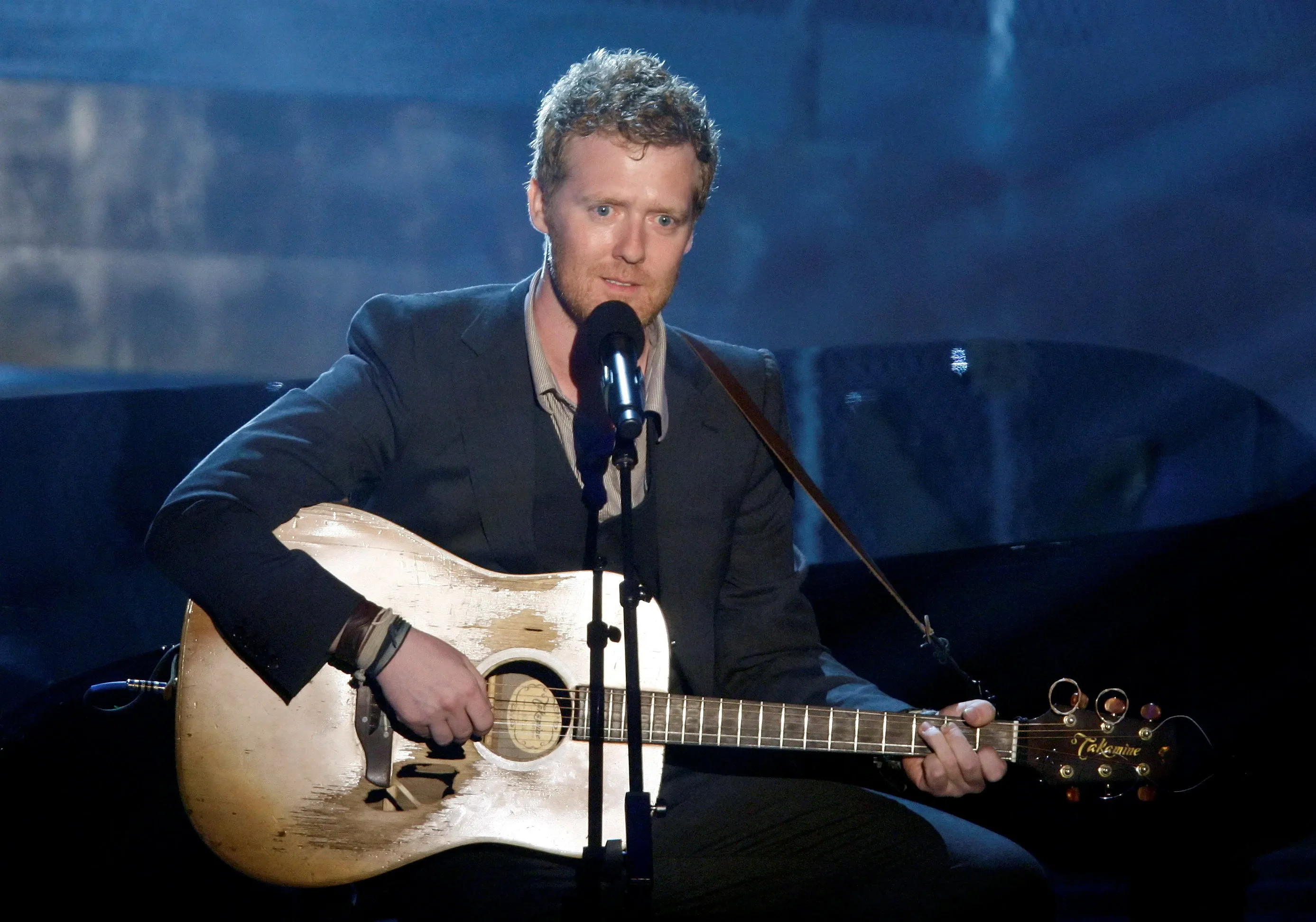 Glen Hansard performs "Falling Slowly" at the 80th annual Academy Awards.
