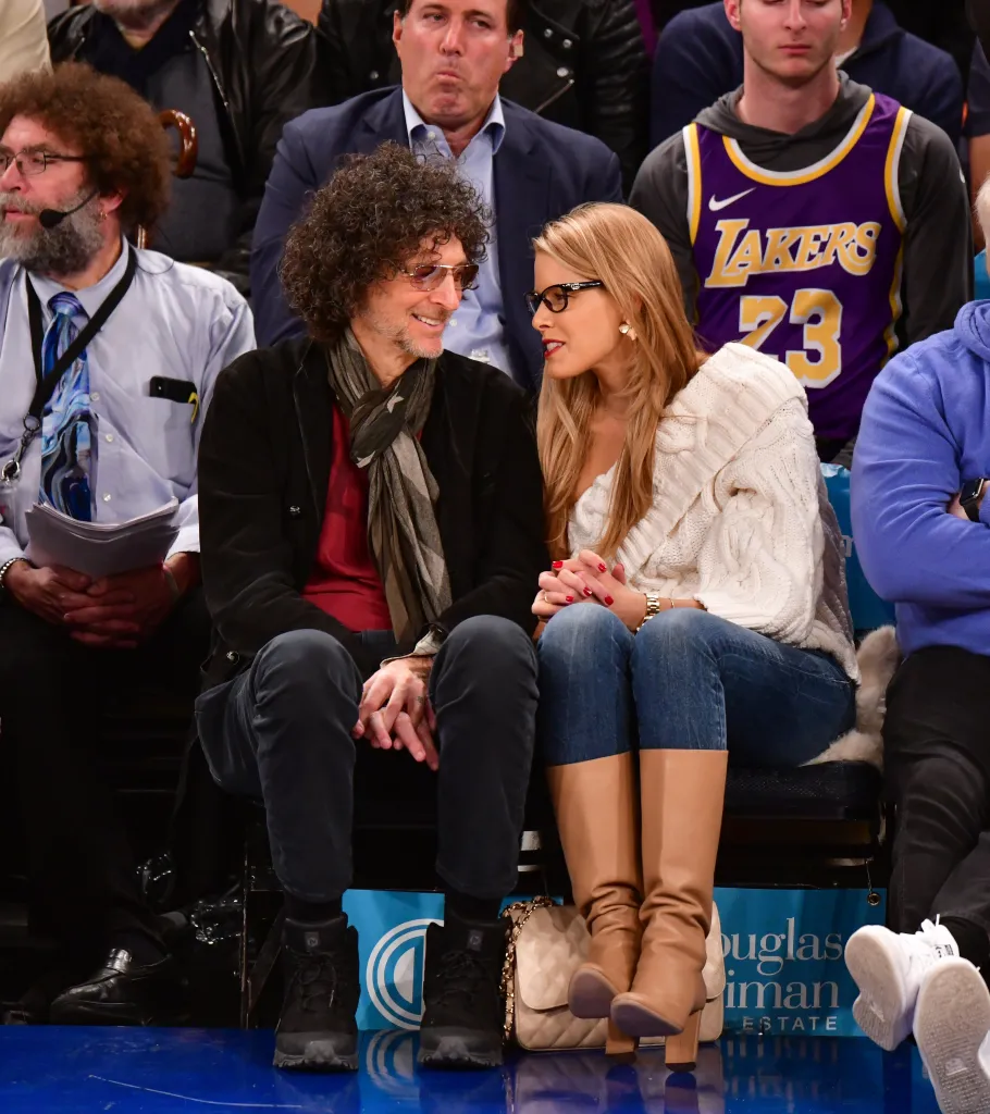Howard Stern and Beth Ostrosky Stern watch a Lakers vs. Knicks game.