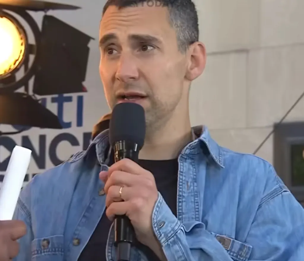 Jack Antonoff speaking into a microphone.