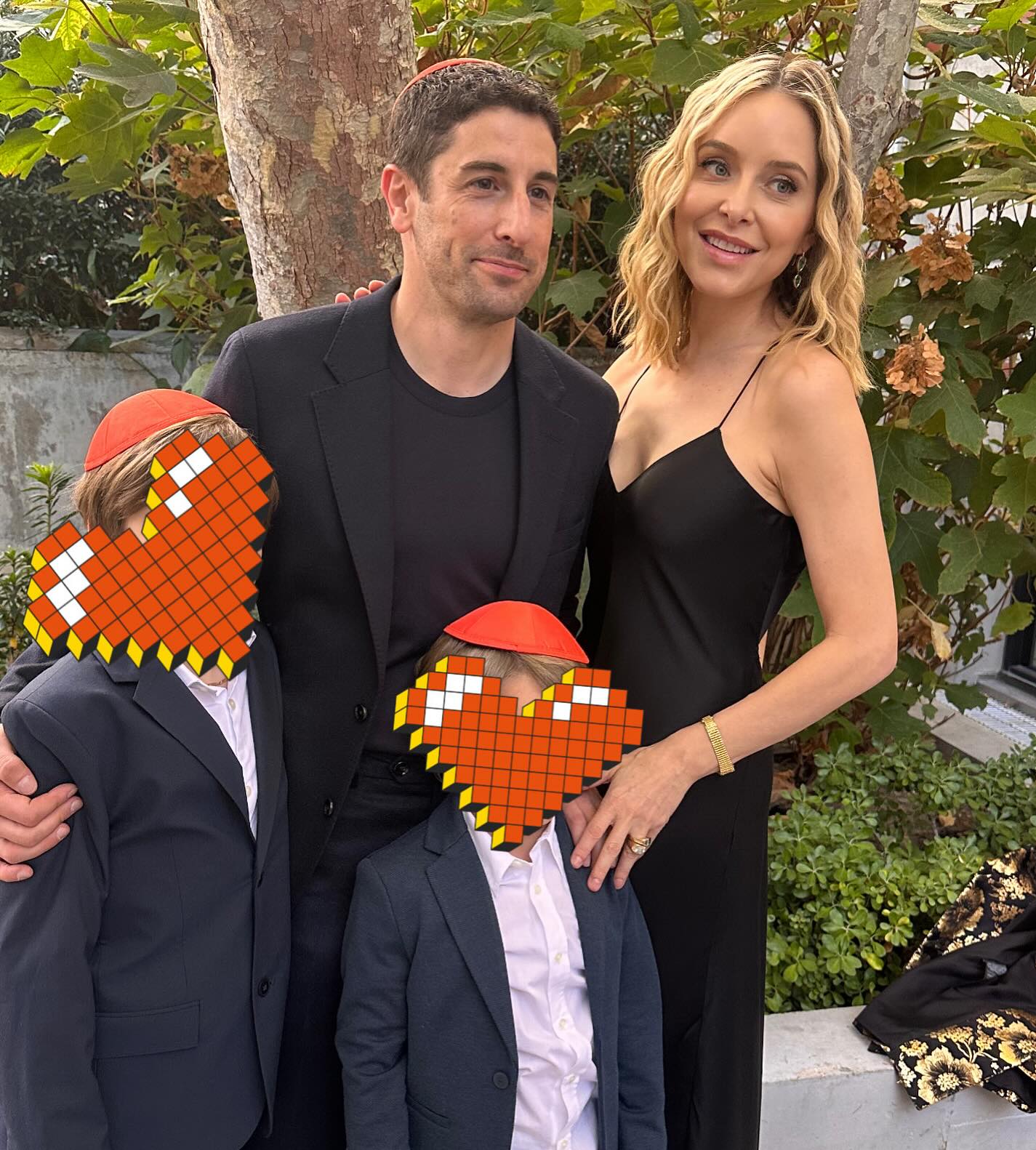 Jason Biggs and Jenny Mollen pose together.
