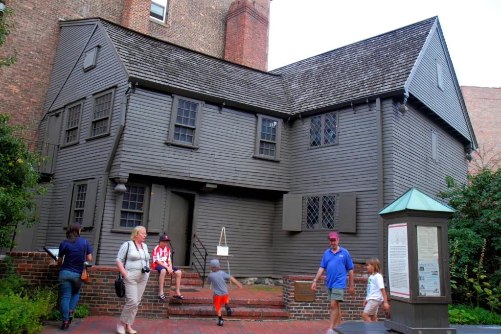 The Paul Revere House museum in Boston, with people walking in front of it.