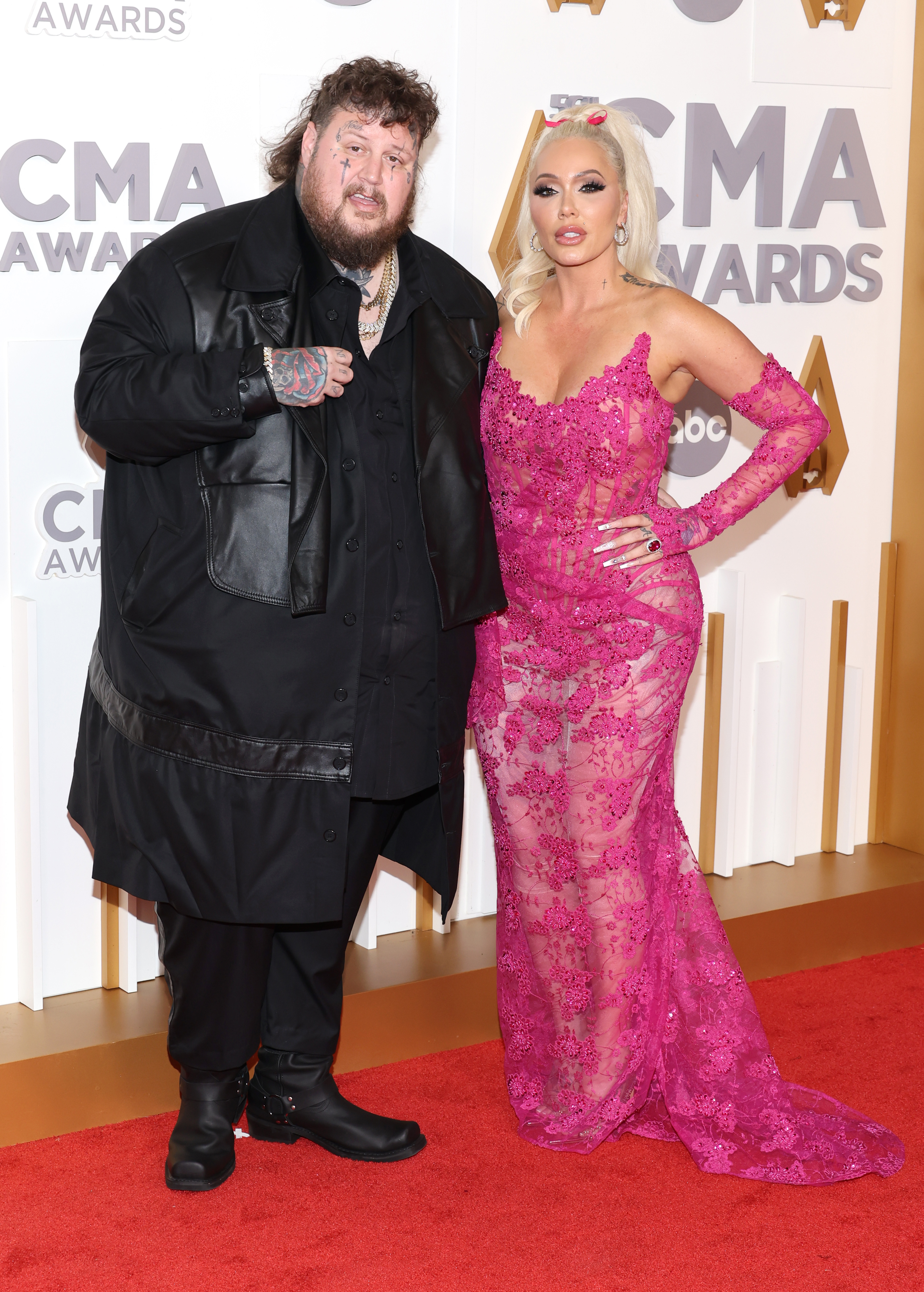 Jelly Roll and Bunnie Xo posing on a red carpet.