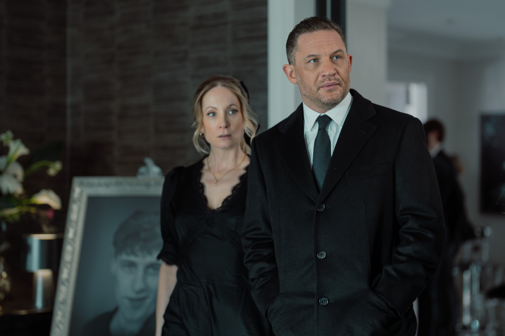 Joanne Froggatt as Jan Da Souza and Tom Hardy as Harry Da Souza in Mobland.