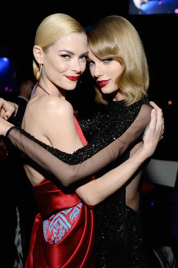 Jaime King and Taylor Swift embracing at an event.